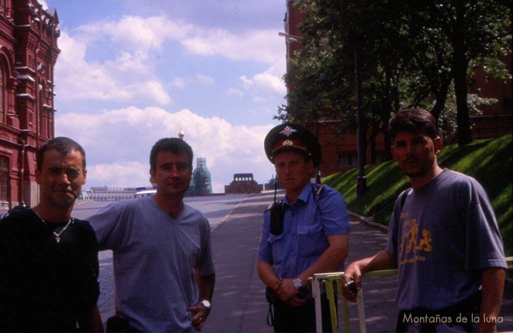 La Plaza Roja cortada. De izquierda a derecha Jesús Andújar, Joaquín, policia y Quique